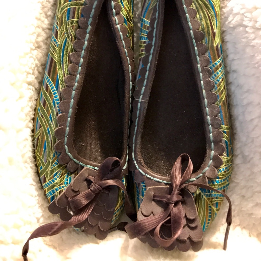 Adorable size 10 EtniesPlus wedges